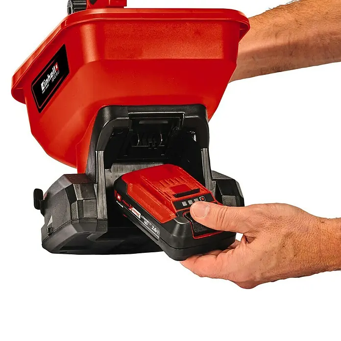 Einhell Power X-Change 18V Handstreuer GE-US 18 Li-Solo - Streubreite: 5 m, Fassungsvermögen: 3,3 l - Einhell Akku-Laubkehrmaschine GE-LB 36/210 Li E-Solo mit eingesetztem Power X-Change Akku für kabelloses Arbeiten.