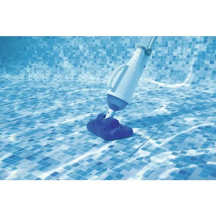 Bestway Flowclear Poolsauger-Set Aquacrawl - Poolreinigung - Das Bild zeigt einen Poolreiniger unter Wasser, der den Boden eines Schwimmbeckens mit blau-weißen Fliesen säubert.