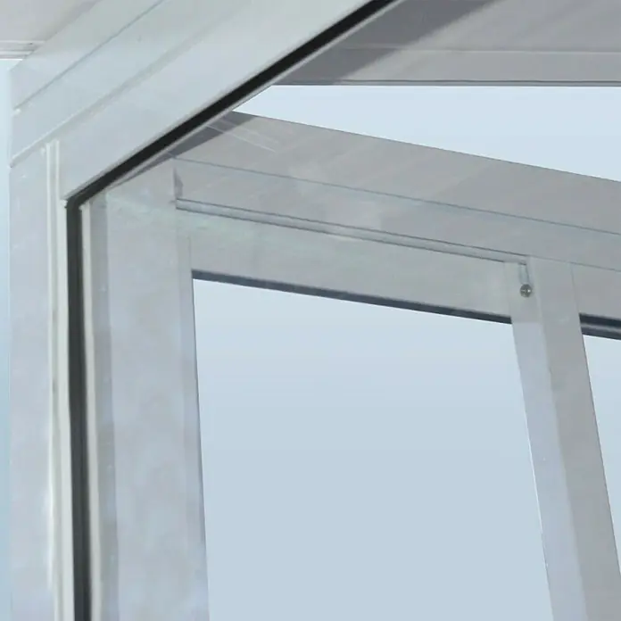 Palram – Canopia Porche acristalado San Remo - An x Pr x Al: 4,25 x 3 x 3,1 m, Blanco tráfico - Primer plano de un elegante marco de ventana blanco, destacando el diseño moderno y líneas limpias.