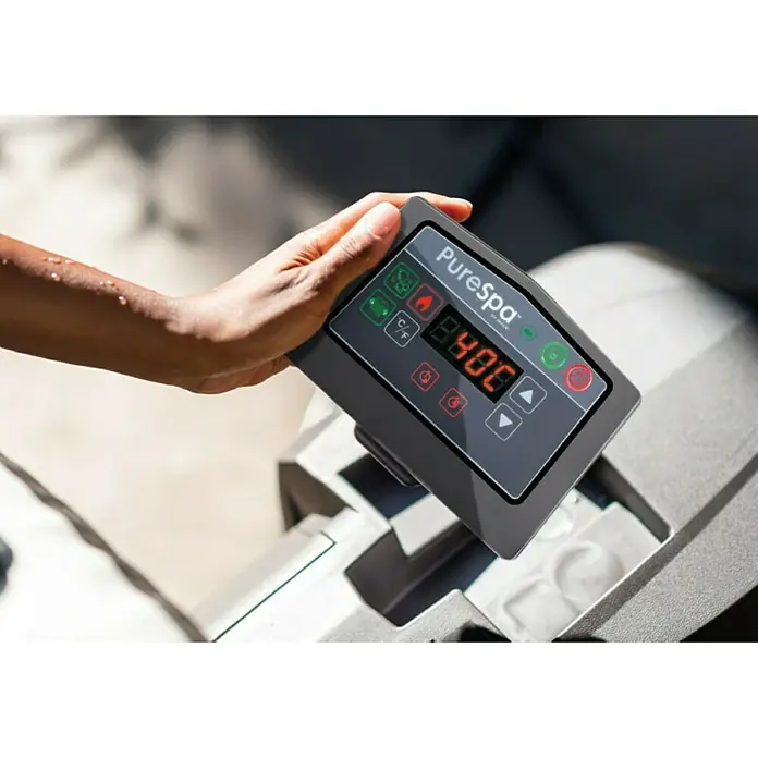 Intex Pure Spa Hidromasaje móvil Greywood Deluxe - Ø x Al: 196 x 71 cm, Gris/Blanco, 795 l - Primer plano del panel de control PureSpa con botones, pantalla y mano que ajusta la temperatura.