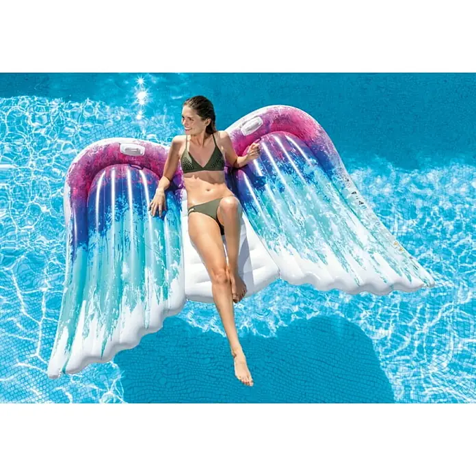 Intex Luftmatratze Angel Wings - L x B: 251 x 160 cm - Frau entspannt auf einer aufblasbaren Intex Flügel-Luftmatratze im Schwimmbad. Ideal für Sommer, Urlaub und Spaß im Wasser.