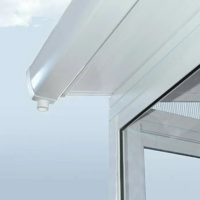 Palram – Canopia Wintergarten San Remo - B x T x H: 3,05 x 3 x 3,1 m, Verkehrsweiß - Nahaufnahme einer weißen Terrassenüberdachung mit Regenrinne und einem Aluminiumrahmen, der eine klare Struktur zeigt.