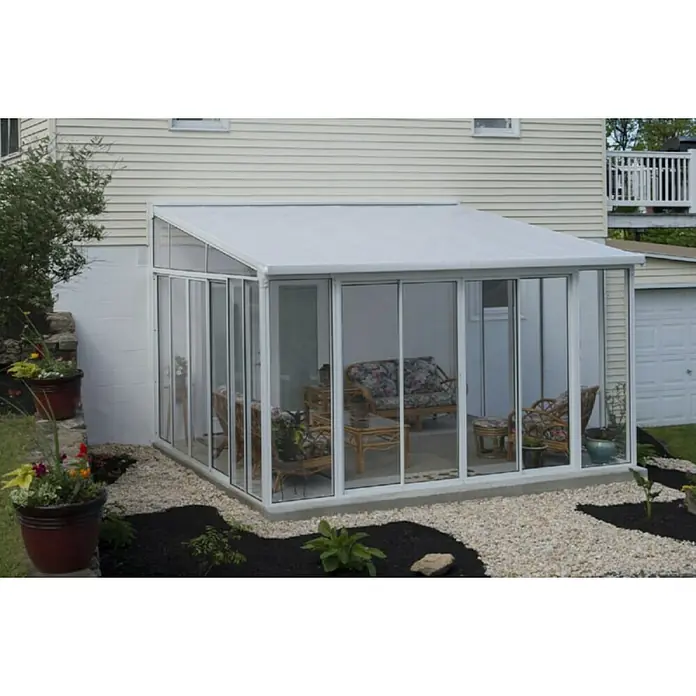 Palram – Canopia Porche acristalado San Remo - An x Pr x Al: 4,25 x 4 x 3,1 m, Blanco tráfico - Una acogedora terraza acristalada con marcos blancos y cómodos asientos, que ofrece un espacio exterior luminoso y confortable.