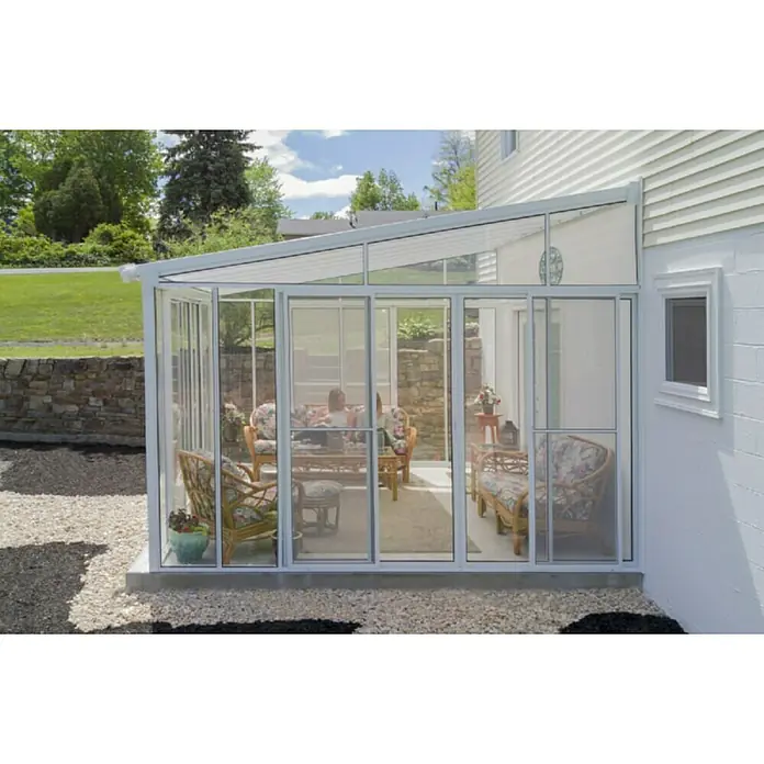 Palram – Canopia Porche acristalado San Remo - An x Pr x Al: 4,25 x 4 x 3,1 m, Blanco tráfico - Un solárium luminoso con marcos blancos, que cuenta con una acogedora sala de estar con muebles de ratán y mucha luz natural.