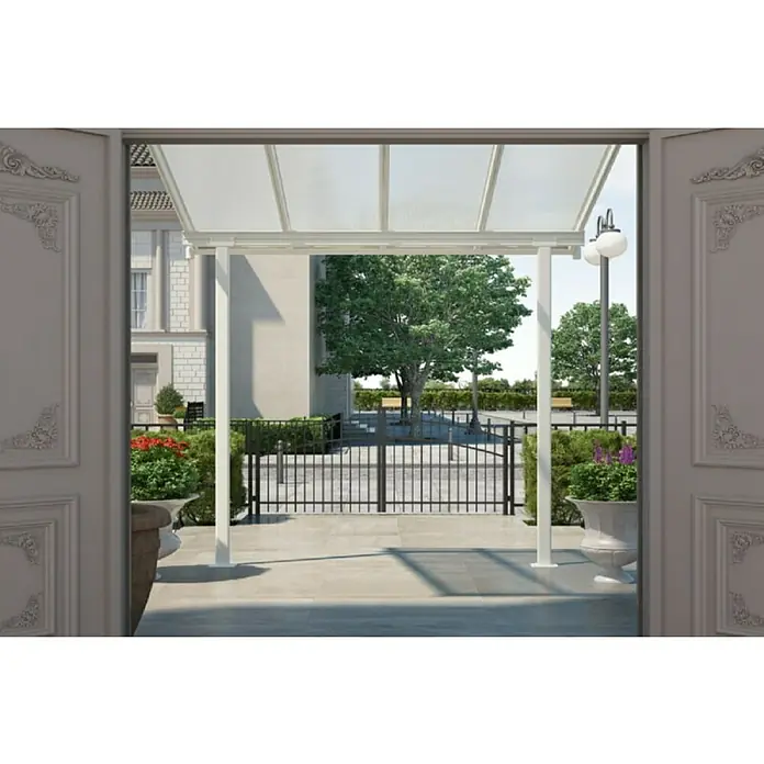 Palram – Canopia Marquesina adosada Sierra - An x Pr: 224,5 x 228 cm, Blanco, Policarbonato, Gris - Vista a través de una puerta abierta hacia una cubierta de patio, que proporciona sombra y protección frente a la casa.