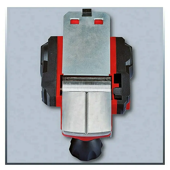 Einhell Cepilladora eléctrica TC-PL 750 - 750 W, Profundidad de cepillo: 0 mm - 2 mm, Número de revoluciones de marcha en vacío: 0 r.p.m. - 17.000 r.p.m. - Primer plano de un cepillo eléctrico con cuerpo rojo y negro y herrajes plateados.
