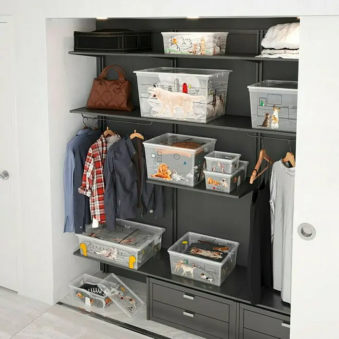 Keter Aufbewahrungsbox Pets Collection - L x B x H: 16,5 x 19,5 x 9,5 mm, Kunststoff - Ein begehbarer Kleiderschrank mit Kleidung und mehreren durchsichtigen Aufbewahrungsbehältern mit Hundeillustrationen.