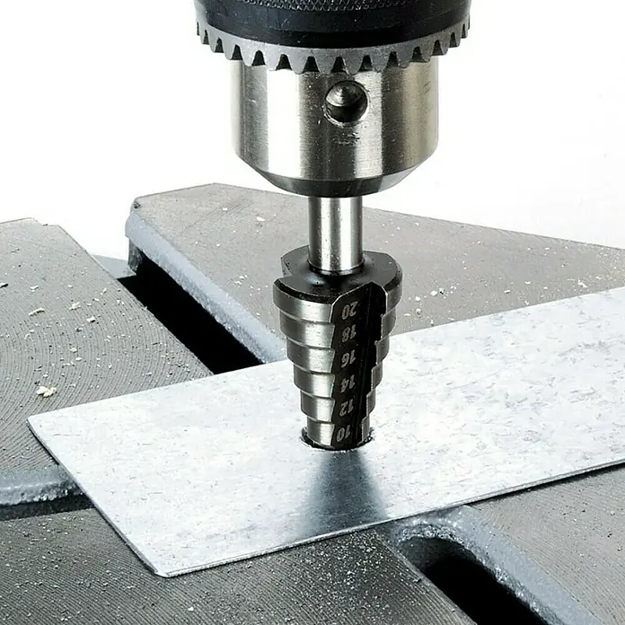 Wolfcraft Stufenbohrer - Stahl, Durchmesser: 4 mm - 20 mm - Nahaufnahme eines Stufenbohrers in einer Bohrmaschine, der ein Loch in ein Metallblech bohrt.