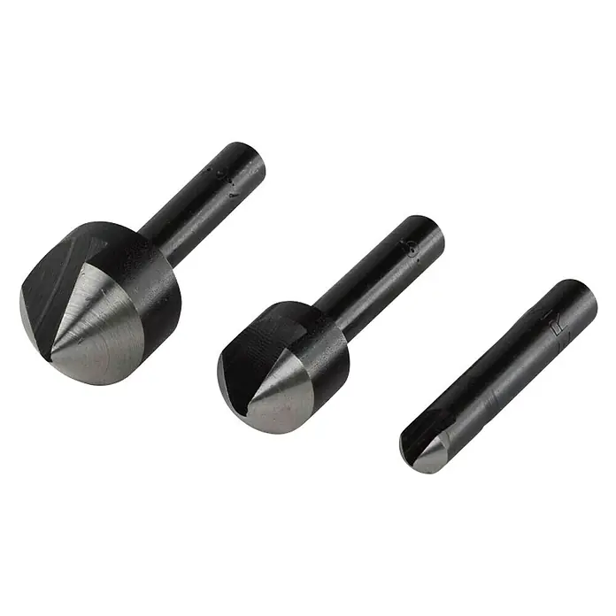 Wolfcraft Kegelsenker-Set - Durchmesser: 6 mm - 16 mm, 3 -tlg. - Ansicht von drei Entgratwerkzeugen in verschiedenen Größen, die auf einer schwarzen Oberfläche liegen.