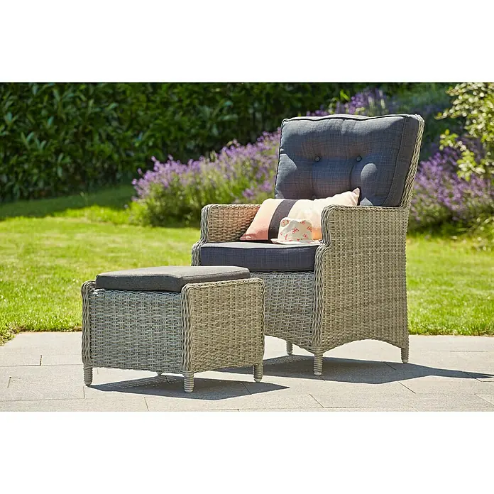 Sunfun Pauline Gartenhocker - L x B x H: 50 x 45 x 37 cm, Polyrattan, Grau - Gartenmöbel-Set mit Korbsessel und Fußhocker. Die hellgraue Rattankonstruktion bietet Komfort für den Außenbereich.