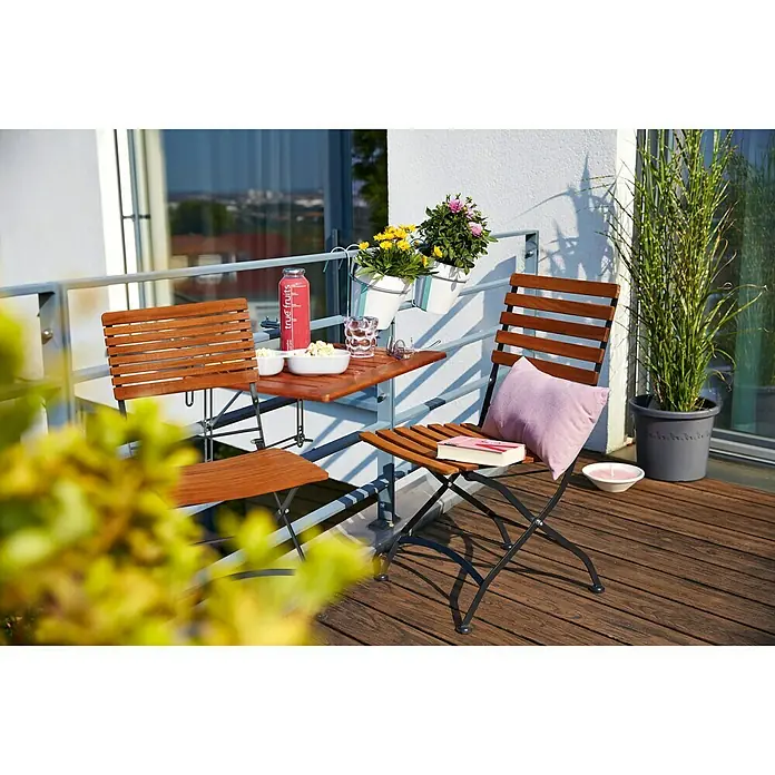 Balkonmöbel-Set Diana Hängetisch/Moni - 3 -tlg., Akazie/Stahl, Naturbraun/Schwarz - Ein entspannender Außenbereich mit einem Holztisch und zwei Stühlen, ideal für kleine Balkone und gemütliche Stunden.