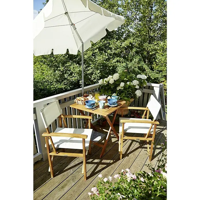 Sunfun Balkontisch - L x B x H: 65 x 65 x 74 cm, Akazie, Klappbar, Quadratisch, Natur - Frühstückstisch mit Sonnenschirm auf einer Terrasse, gedeckt mit Geschirr und Speisen, umgeben von Holzstühlen und üppigem Grün.