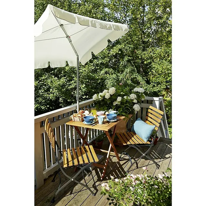 Balkonmöbel-Set Diana/Moni - 3 -tlg., Akazie/Stahl, Naturbraun/Schwarz - Gemütliche Gartenszene mit einem Tisch und Stühlen unter einem Sonnenschirm, ideal für entspannte Stunden im Freien.