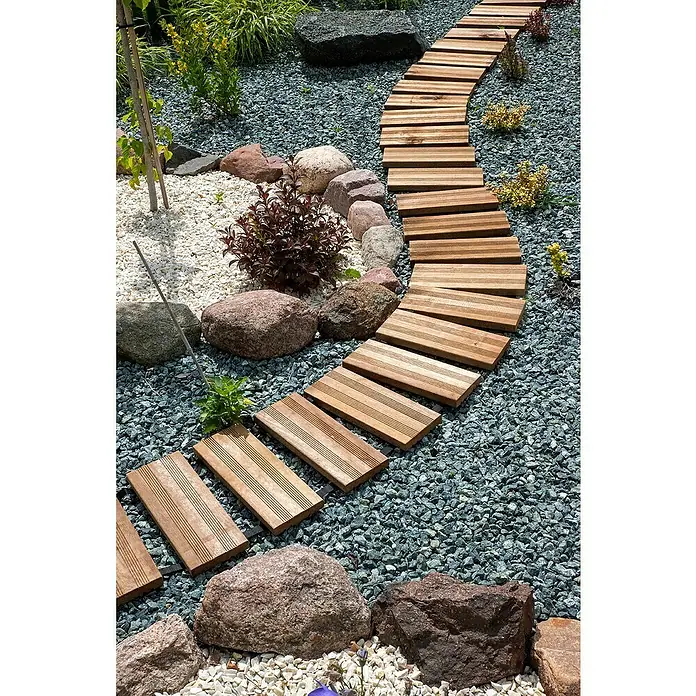 Rollweg - 250 x 35 x 2,7 cm, Nadelholz - Holzplattenweg schlängelt sich durch einen Garten mit Steinen und Pflanzen. Eine schöne und praktische Gartengestaltung.