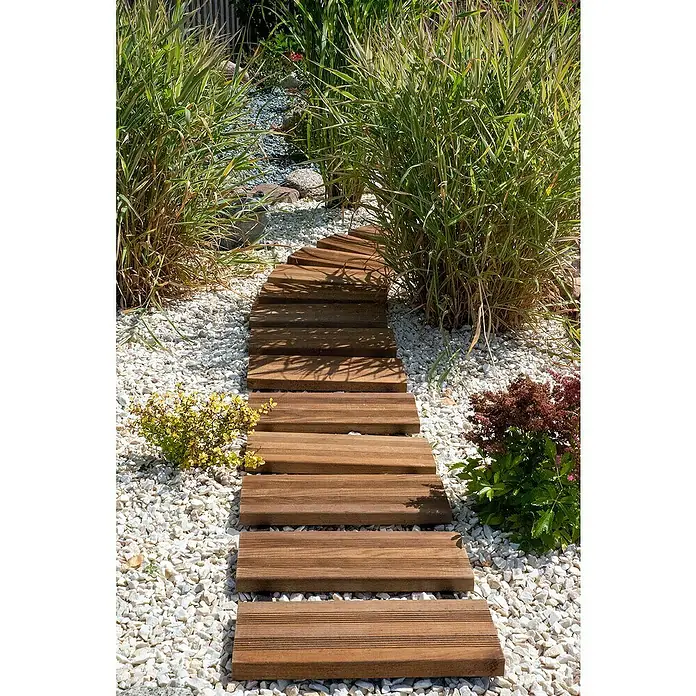 Rollweg - 250 x 35 x 2,7 cm, Nadelholz - Elegante Holzwegplatten schlängeln sich durch einen Kiesgarten, umgeben von üppigem Grün, für einen stilvollen Outdoor-Bereich.