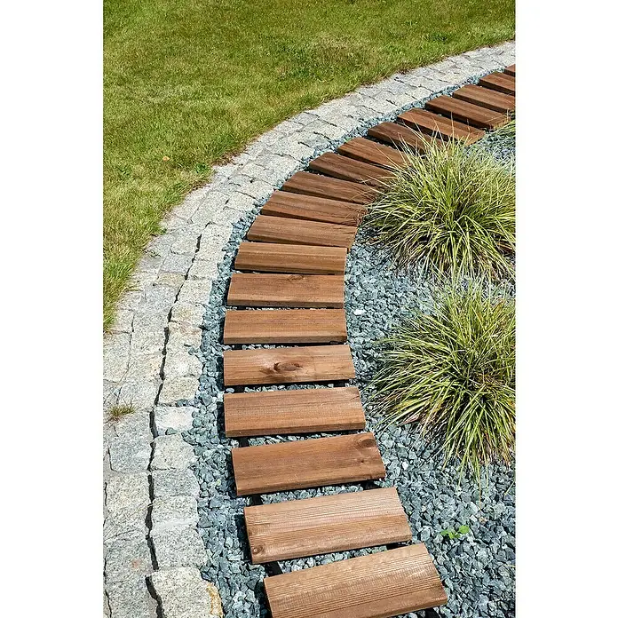 Rollweg - 250 x 35 x 2,7 cm, Nadelholz - Geschwungener Gartenweg aus Holzstufen mit Zierkies und Steinbegrenzung. Harmonische Gartengestaltung mit natürlichen Materialien.