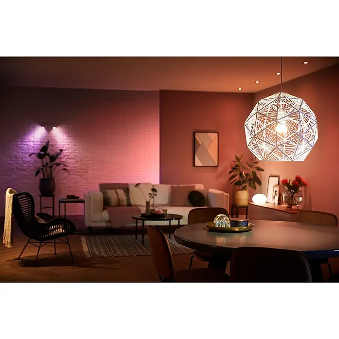 Philips Hue Smart-LED-Lampen Set - E14, Dimmbar, RGBW, 470 lm, 5,3 W - Das Bild zeigt eine moderne Wohnzimmerlampe, die ein warmes und einladendes Ambiente schafft.\n