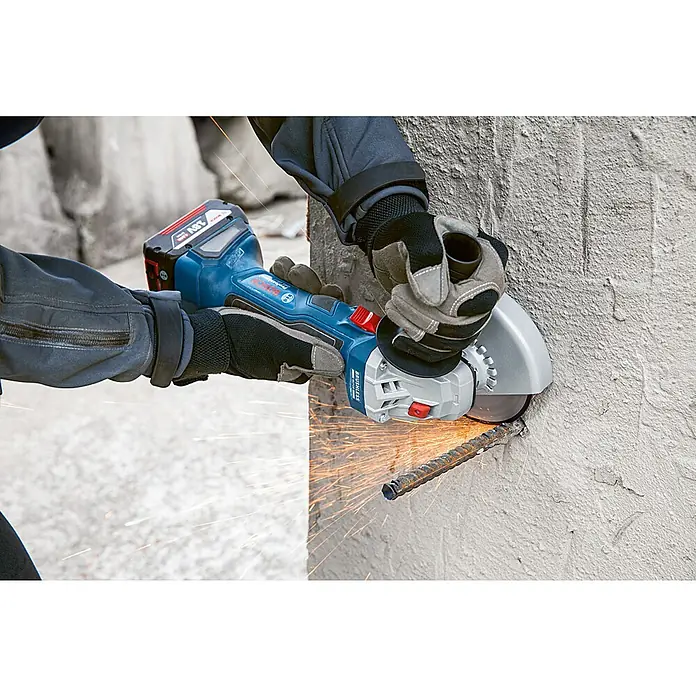 Bosch Professional AMPShare 18V Akku-Winkelschleifer GWS 18V-7 - 18 V, Ohne Akku, Durchmesser Scheibe: 125 mm - Nahaufnahme eines Akku-Winkelschleifers von Bosch beim Schneiden von Metall, wobei die Funken fliegen.
