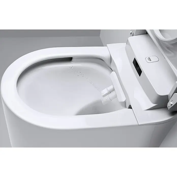 Grohe Sensia Arena Wand-Dusch-WC-Set - Spülrandlos, Mit antibakterieller Glasur, Spülform: Tief, WC Abgang: Waagerecht, Weiß - Bild eines Grohe Dusch-WCs in Weiß mit ausfahrbarem Duscharm und Wasserstrahl, der ein Gefühl von Hygiene und Komfort vermittelt.
