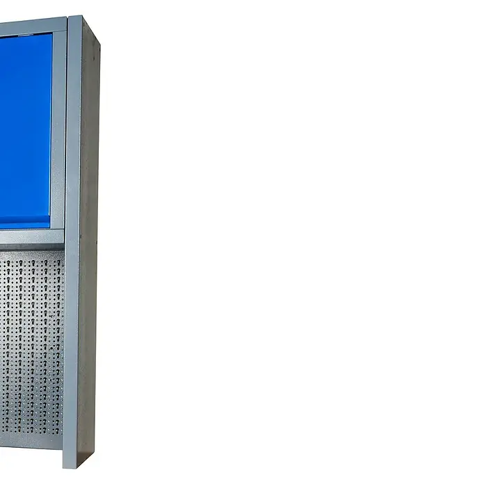 Küpper Profi Modul System Seitenwand - L x B x H: 36 x 3,8 x 115 cm, 2 Stk. - Das Foto zeigt eine robuste Schrankkonstruktion mit einem blauen Paneel und einer perforierten unteren Hälfte, ideal für industrielle Umgebungen.