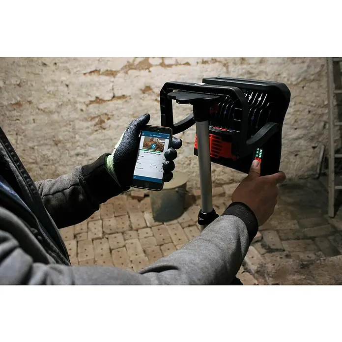 Bosch Professional AMPShare 18V Akku-Lampe GLI 18V-4000C - 18 V, Ohne Akku, Lichtstrom: 4.000 lm - Der Akku-Baustrahler GLI 18V-10000 C Professional wird per Smartphone-App gesteuert. Der Scheinwerfer steht auf einem Stativ.