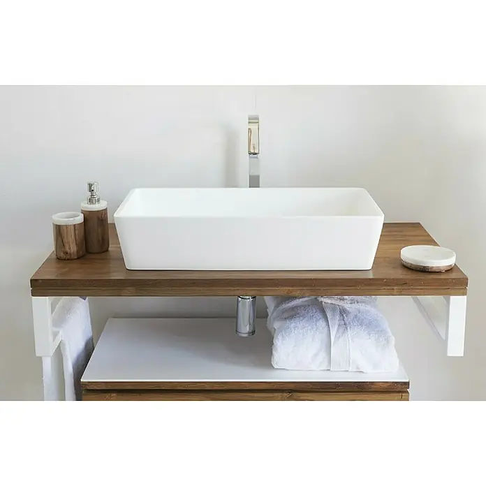 Cipì Lavabo de sobremesa Slash - 62,5 x 32,5 cm, Sin desbordamiento, Blanco - Lavabo con mueble base de madera y accesorios. El lavabo es rectangular y blanco y el mueble base es de madera clara.