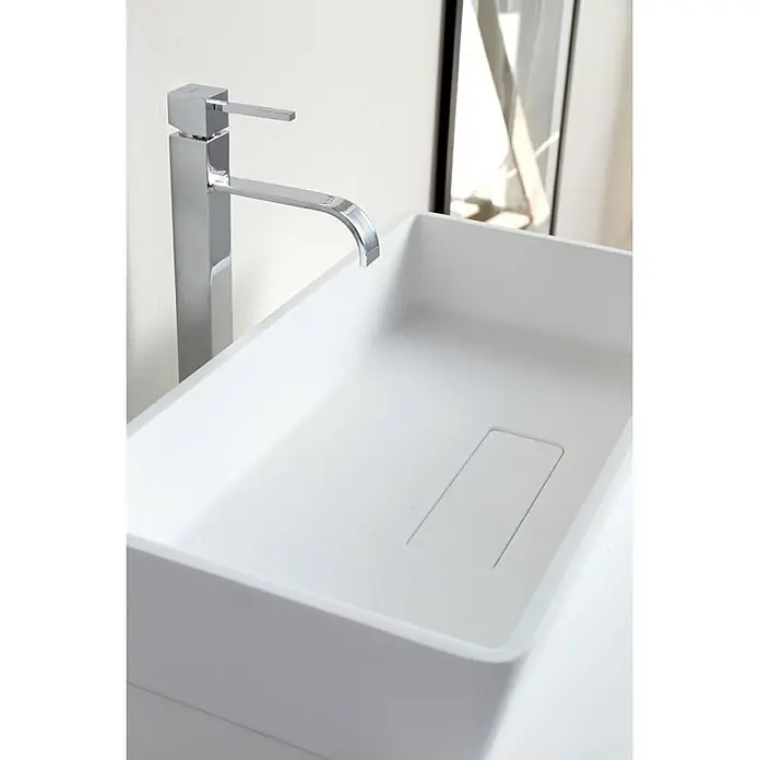 Cipì Lavabo de sobremesa Slash - 62,5 x 32,5 cm, Sin desbordamiento, Blanco - Elegante lavabo de baño con grifo alto y moderno. El lavabo es rectangular y blanco, con una zona de desagüe rectangular.