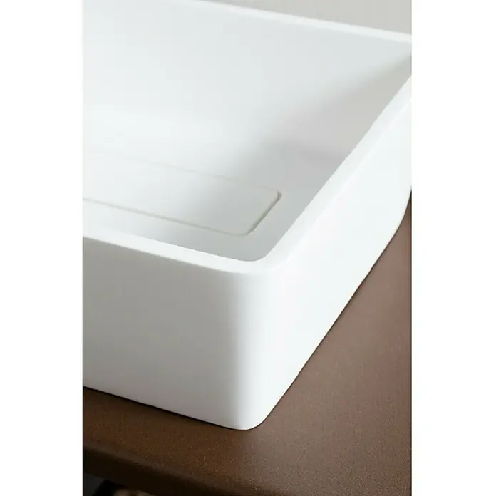 Cipì Lavabo de sobremesa Slash - 62,5 x 32,5 cm, Sin desbordamiento, Blanco - Primer plano de un lavabo de baño rectangular moderno en blanco, sobre una superficie marrón, destacando su diseño elegante y contemporáneo.