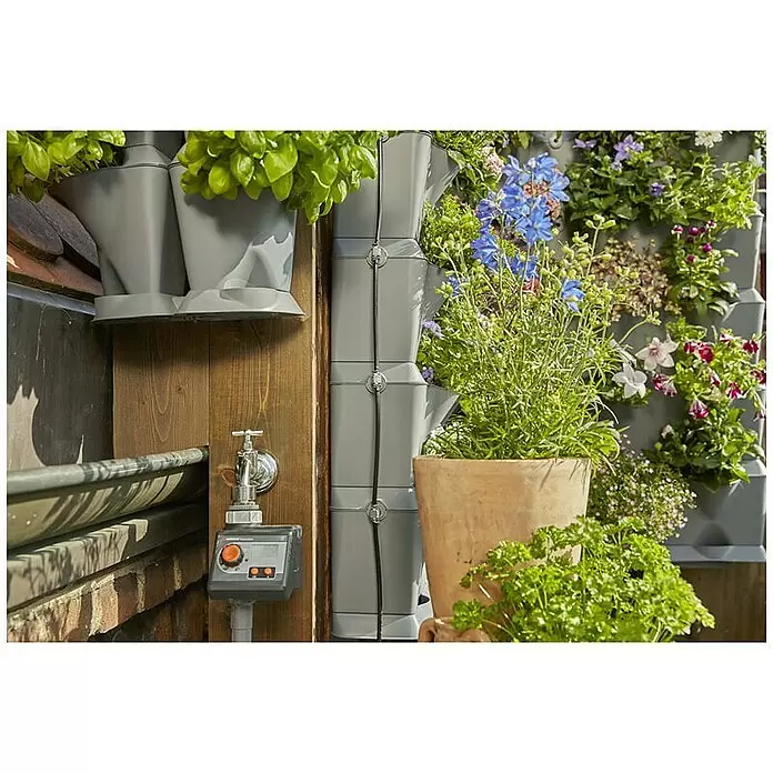Gardena Bewässerungs-Set NatureUp! Vertikal Wasserhahn - Passend für: Bewässerung von bis zu 27 Pflanzen/9 vertikalen Pflanzbehältern - Stimmungsaufnahme
