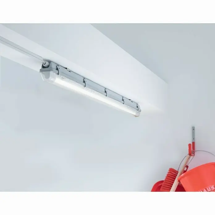Voltolux LED-Feuchtraumlichtleiste - L x B x H: 157,2 x 6,6 x 7,3 cm, Lichtfarbe: Neutralweiß, 24 W, IP65 - Eine weiße, längliche LED-Feuchtraumleuchte ist an einer weißen Decke montiert und sorgt für eine helle Ausleuchtung des Raumes.