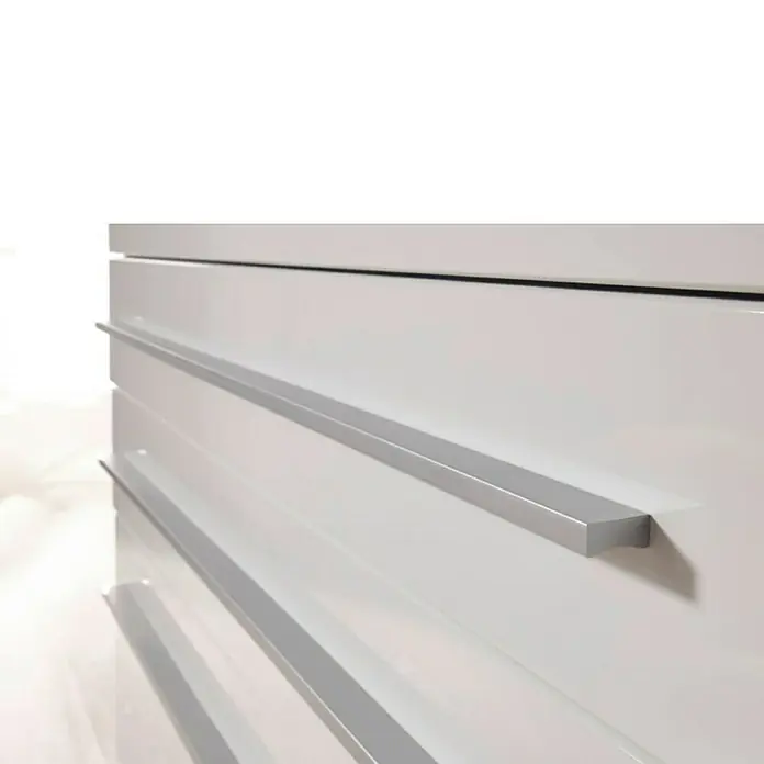 Respekta Küchenleerblock Gabriel - Breite: 320 cm, Weiß, Ohne Elektrogeräte - Nahaufnahme eines weißen Kommode mit silbernen Griffen. Das moderne Design der Kommode ist schlicht und elegant.