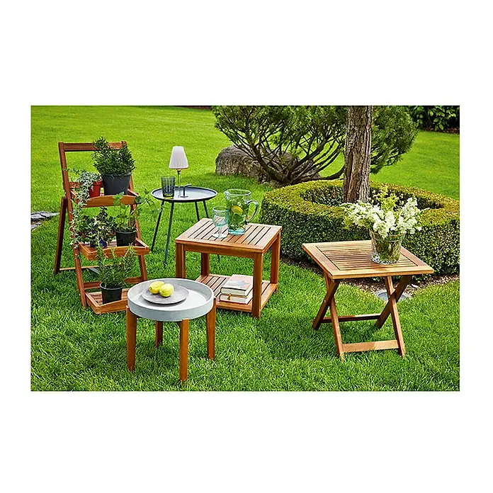 Garten-Beistelltisch rund - Ø x H: 40 x 45 cm, Stahl, Höhenverstellbar, Dunkelgrau - Gartenszene mit verschiedenen Holz- und Metalltischen, einem Pflanzenregal und Dekorationen auf saftigem Rasen.