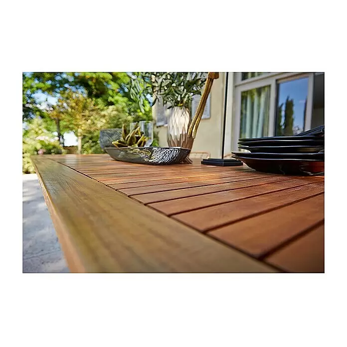 Sunfun Moni Gartentisch - L x B x H: 220 x 100 x 77 cm, Akazie, Stahl, Rechteckig, Natur, Schwarz - Lamellentisch für den Außenbereich aus warmem Naturholz, mit Geschirr und Deko arrangiert.