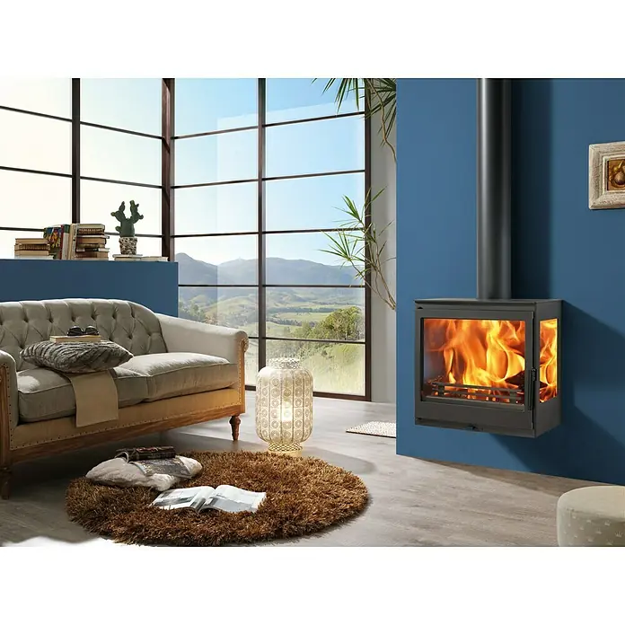 Panadero Estufa de leña Onix Wall - 7,1 kW, Volumen de calefacción: 220 m³, Negro - Acogedora sala de estar con chimenea de pared, sofá y ventanal.