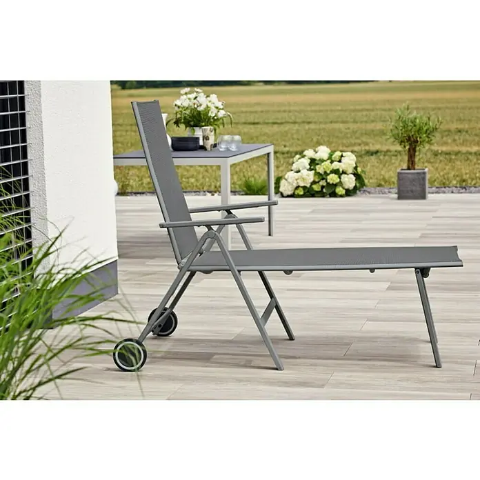 Sunfun Maja Gartenliege - L x B x H: 146 x 77 x 45 cm, Anthrazit, Metall, Rollbar - Eine graue Sonnenliege mit Rädern im Garten, ideal zum Entspannen und Sonnenbaden im Freien.