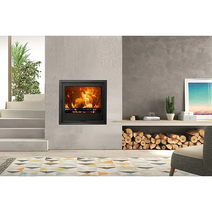 Panadero Hogar de leña HS - L x An x Al: 44 x 62,3 x 58 cm, 7,1 kW, 220 m³, Negro - Chimenea empotrada con leña ardiendo, integrada en una pared luminosa con estante para leña. Ambiente acogedor en un espacio moderno.