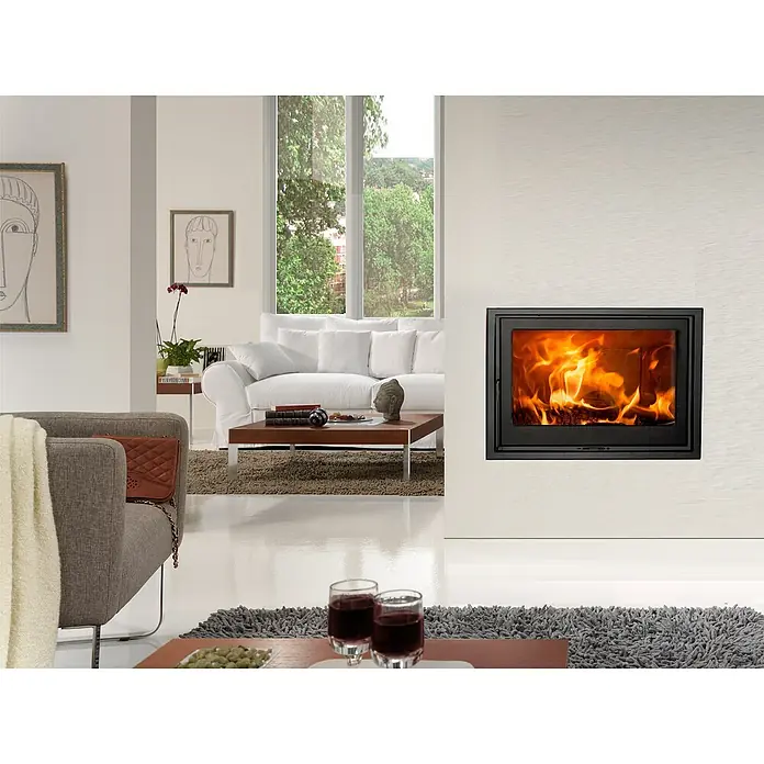 Panadero Hogar de leña HB - L x An x Al: 43,3 x 75,6 x 61,2 cm, 9,8 kW, 300 m³, Negro - Primer plano de una chimenea moderna, que combina calidez y estilo en un elegante diseño de espacio habitable. Las llamas crean un ambiente acogedor.