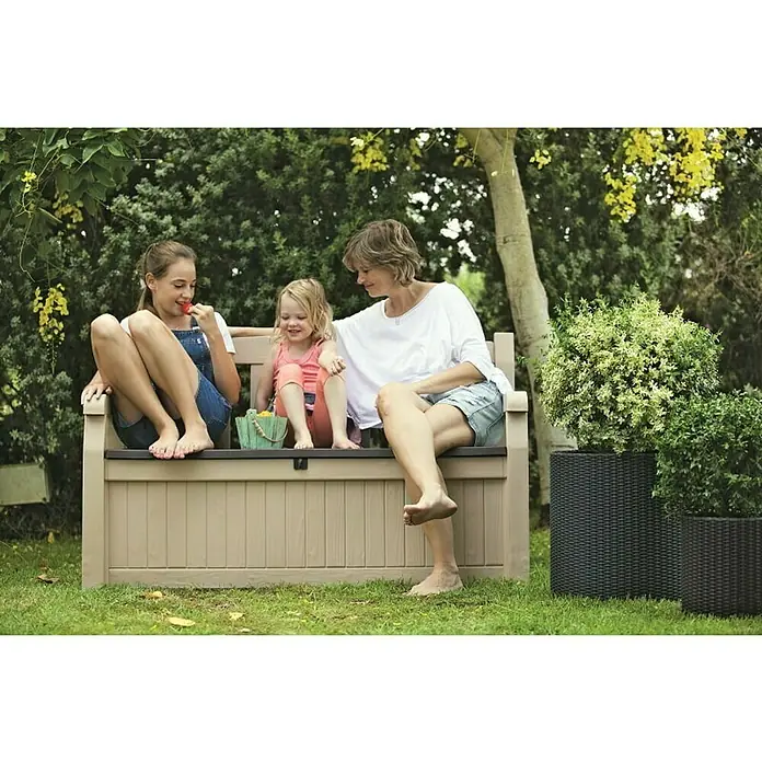 Keter Banco de jardín Eden - L x An x Al: 60 x 140 x 84 cm, Plástico, Beige/Marrón espresso - Una familia relajándose en un elegante banco de almacenamiento para exteriores. El banco ofrece un práctico espacio de almacenamiento y asientos.