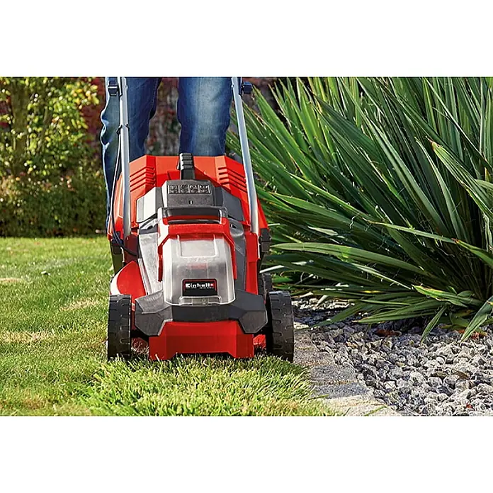 Einhell Power X-Change 18V Akku-Rasenmäher GE-CM 18/30 Li-Solo - 18 V, Li-Ionen, Ohne Akku, Schnittbreite: 30 cm - Ein roter Einhell Rasenmäher im Einsatz auf einem grünen Rasen, der für präzise Rasenpflege und mühelose Gartenarbeit sorgt.