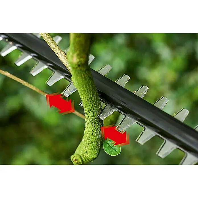 Bosch Power for All 18V Teleskop-Heckenschere UniversalHedgePole 18 - 18 V, Li-Ionen, Ohne Akku, Schnittlänge: 43 cm - Heckenschere im Einsatz. Die scharfen Klingen schneiden mühelos Äste und Zweige für einen gepflegten Garten.