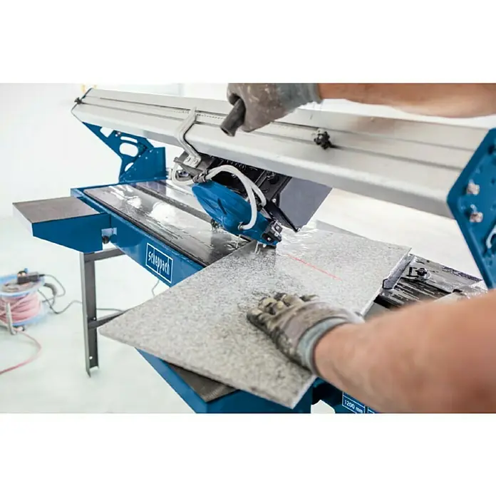 Scheppach Elektro-Fliesenschneider FS 4700 - 1.200 W, Max. Schnittlänge: 1.200 mm, Schnitttiefe bei 90 °: 34 mm - Fliesen schneiden mit einer Scheppach Fliesenschneidmaschine, ideal für präzise Schnitte. Professionelles Werkzeug für Handwerker und Heimwerker.