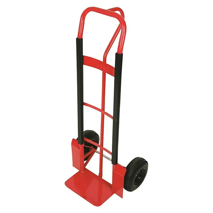 BAUHAUS Sackkarre HT 600 S - Stahl, Traglast: 250 kg - Nahaufnahme einer roten Sackkarre mit schwarzen Griffen und Reifen auf einem schwarzen Hintergrund. Praktisch für den Transport.