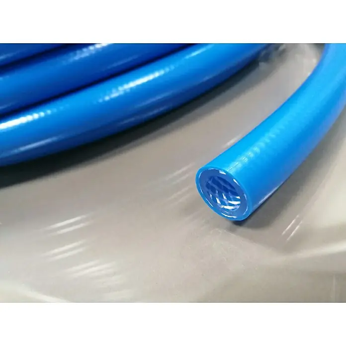 Trinkwasserschlauch Meterware GR - Schlauchdurchmesser: 19 mm - Nahaufnahme eines blauen Kunststoffschlauchs, der die Flexibilität und Haltbarkeit des Produkts hervorhebt.