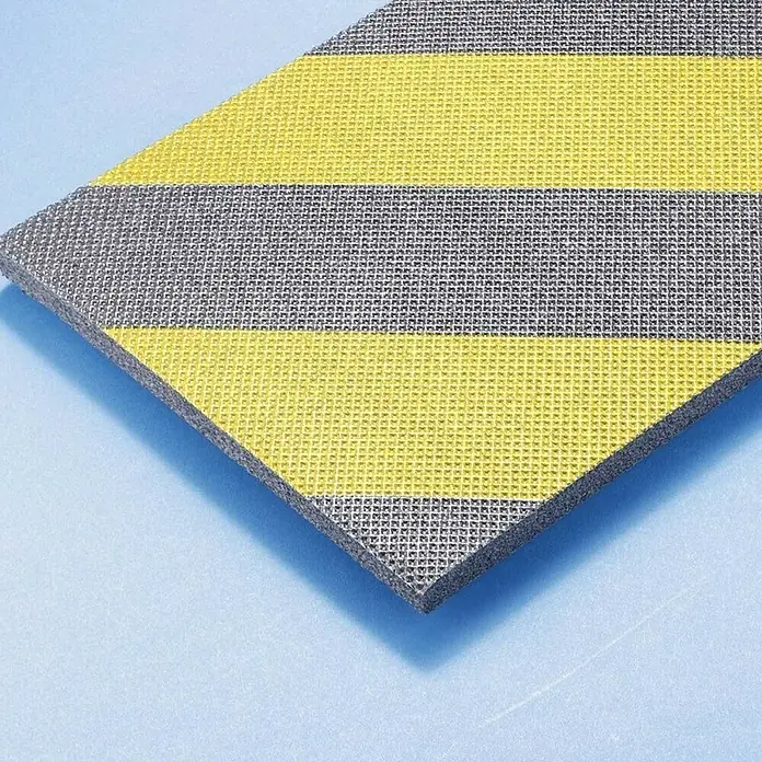 Mottez Schutzmatte - Geeignet für: Autos, L x B x H: 100 x 15 x 1 cm - Nahaufnahme einer gelb und grau gestreiften, quadratischen Akustikplatte auf blauem Hintergrund.