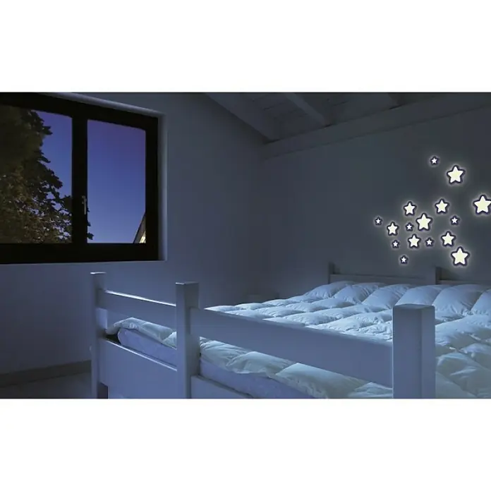 Vinilo de pared Stars Foam - Blanco, Plástico - Acogedora habitación con una litera blanca y estrellas brillantes en la pared, garantizando un sueño tranquilo.