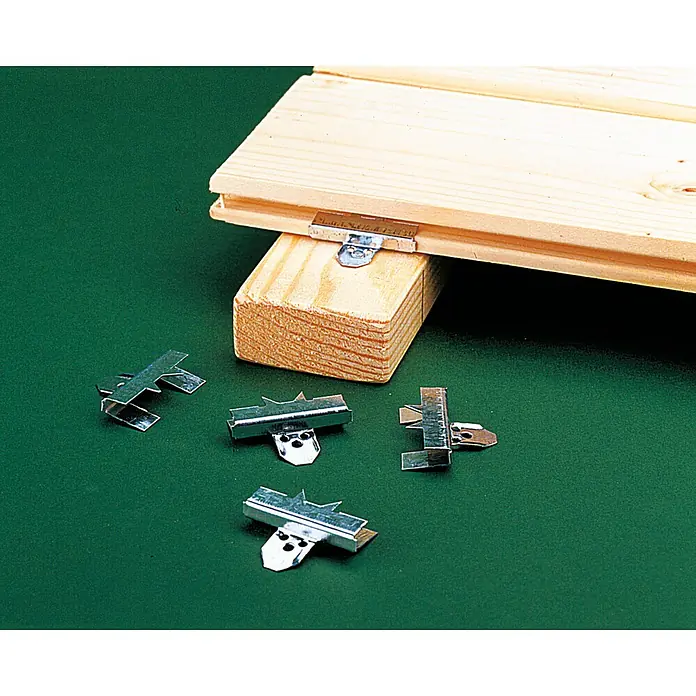 Staba Grapa para friso machihembrados C3 - Metal, 100 ud. - Imagen del producto de clips de terraza, diseñados para asegurar las tablas de la terraza, permitiendo una fácil instalación sin tornillos visibles.