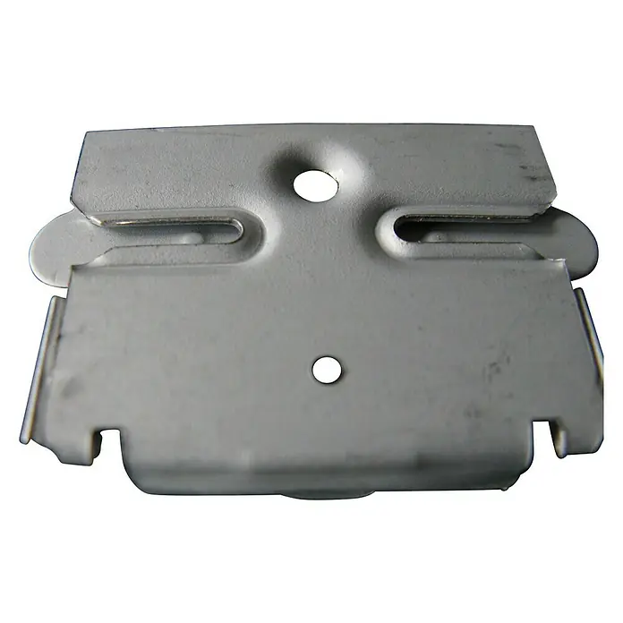 Staba Grapa para friso Inicial - Acero - Primer plano de un soporte de montaje de metal plateado con orificios y bordes curvos, utilizado para asegurar objetos.