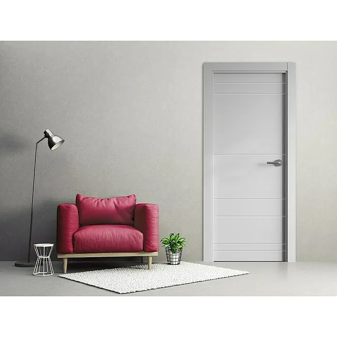 Pack puerta de interior Maracay - 82,5 x 203 cm, Izquierda, Blanco - Esta imagen muestra una moderna puerta gris con detalles horizontales, perfectamente integrada en un interior minimalista.