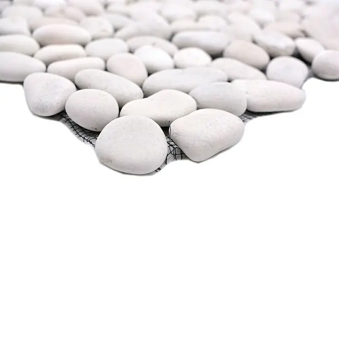 Mosaikfliese Kiesel XKF 006M - 30,5 x 30,5 cm, Weiß, Matt - Nahaufnahme eines Musters aus weißen Kieselsteinen, die auf einem Netz befestigt sind, ideal für dekorative Oberflächen.