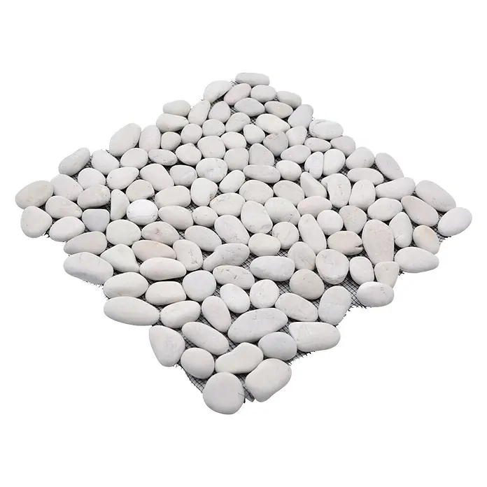 Mosaikfliese Kiesel XKF 006M - 30,5 x 30,5 cm, Weiß, Matt - Bild einer quadratischen Matte aus weißen Kieselsteinen, die auf einem schwarzen Hintergrund liegen. Ideal für Badezimmer oder als dekoratives Element.